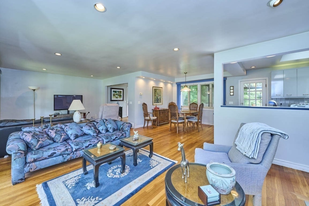 10 Nahanton St