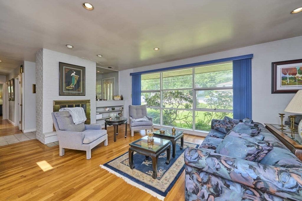 10 Nahanton St