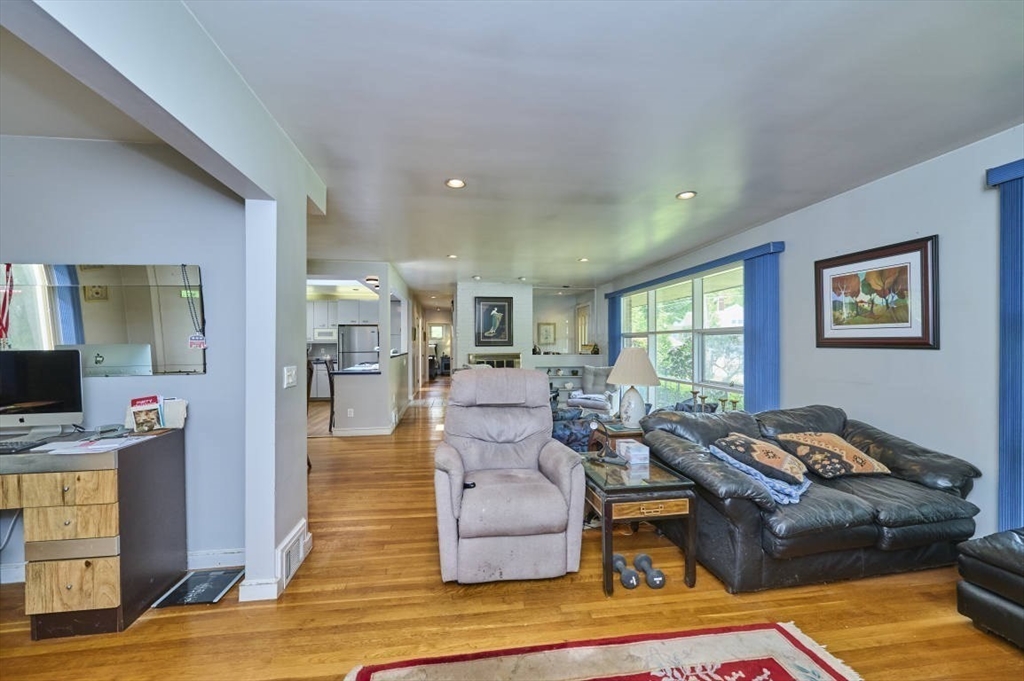 10 Nahanton St