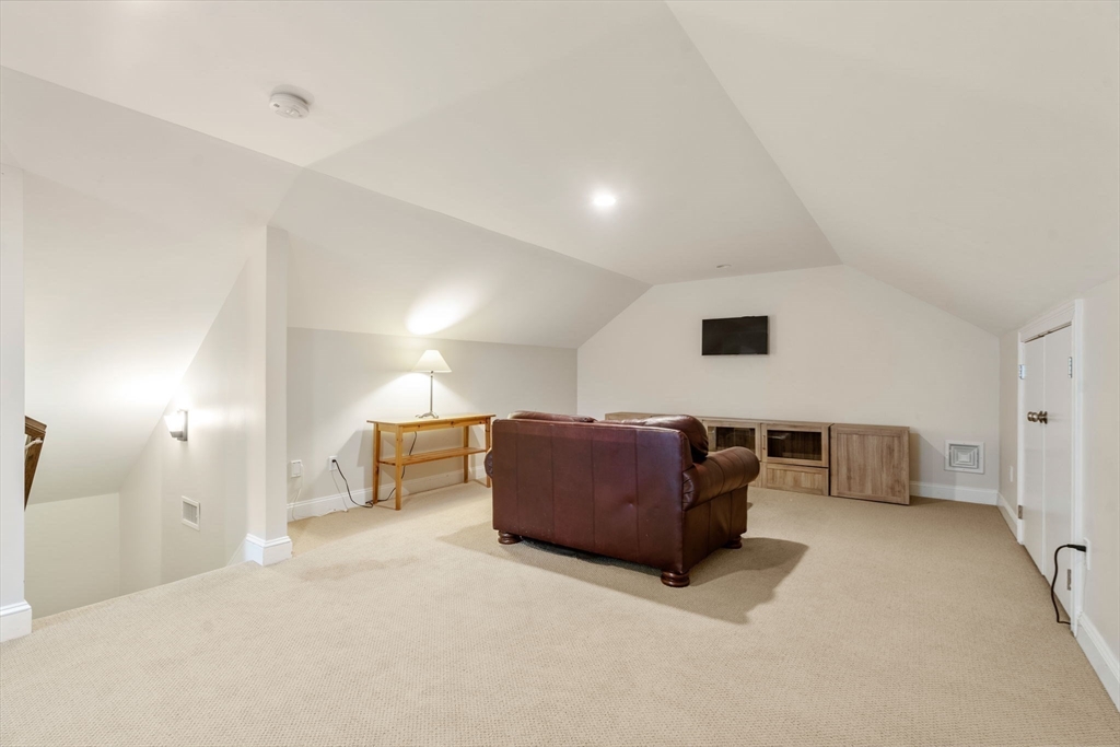 53 Thompson Ave