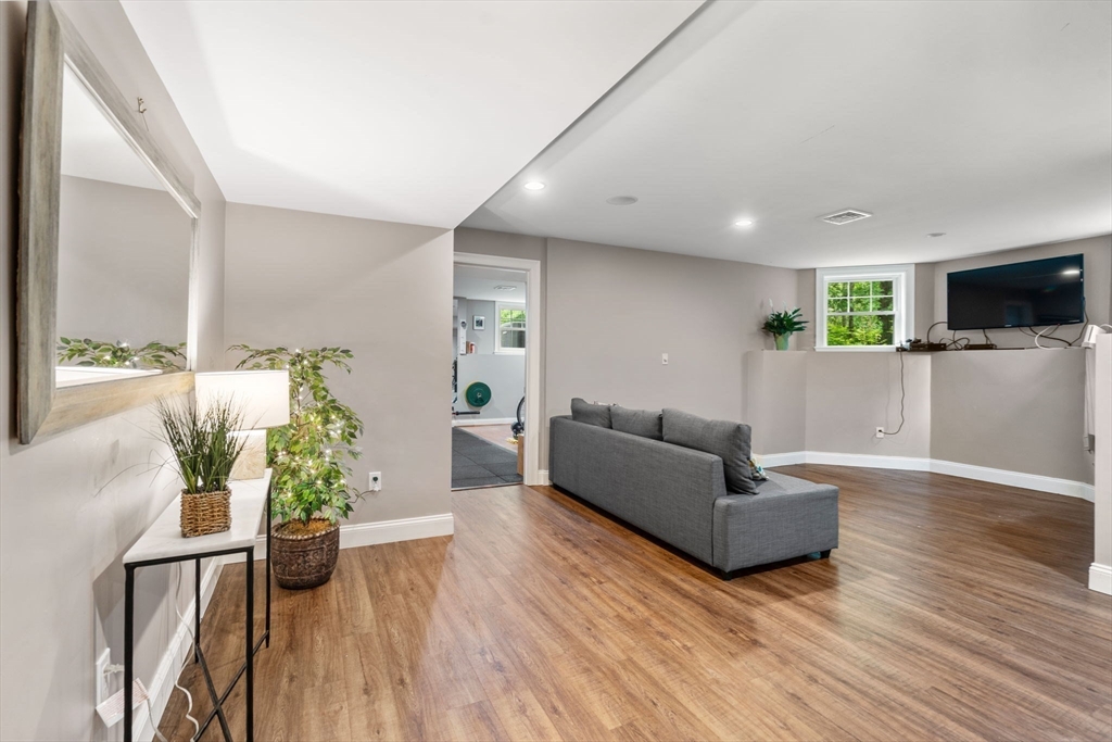 53 Thompson Ave