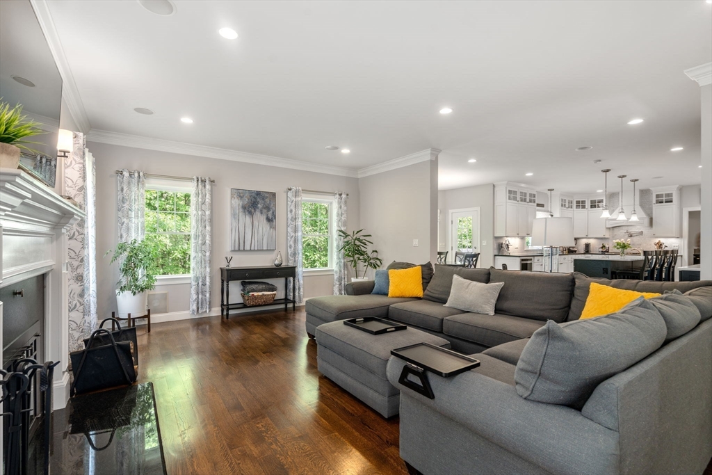 53 Thompson Ave