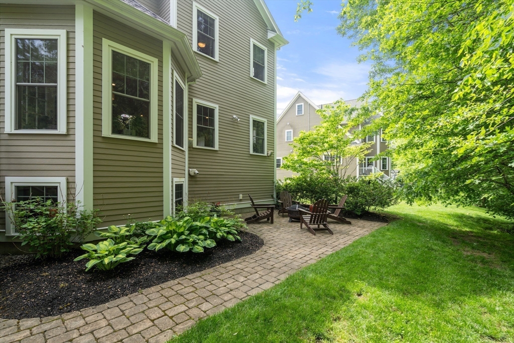 53 Thompson Ave