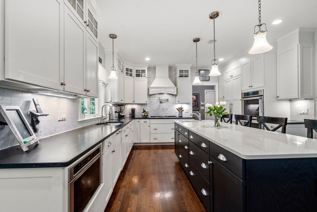 53 Thompson Ave