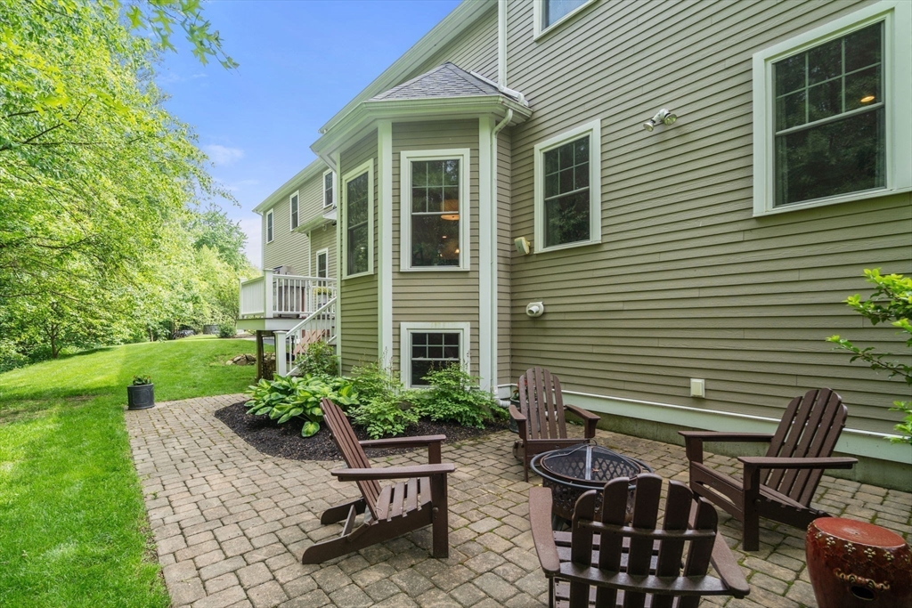53 Thompson Ave