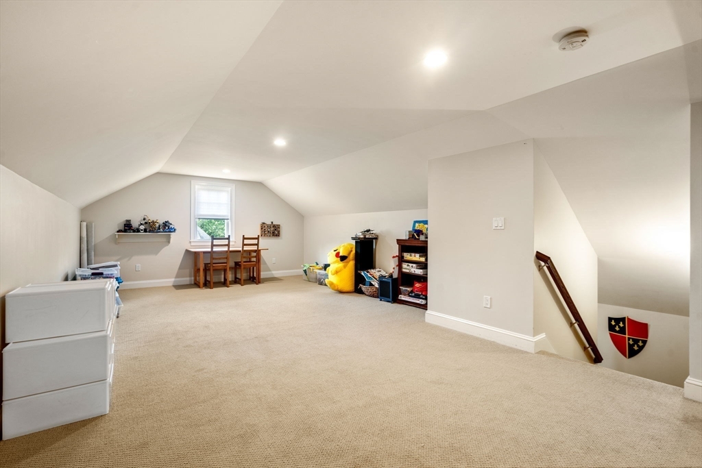 53 Thompson Ave