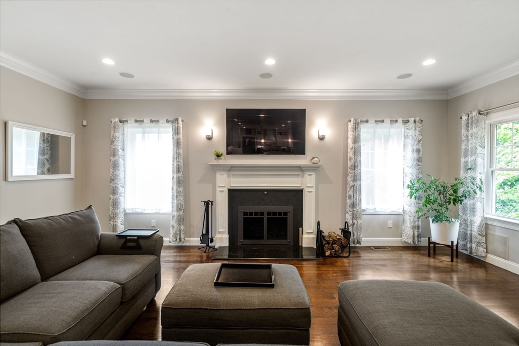 53 Thompson Ave