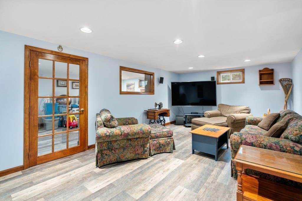 23 Lafayette Dr