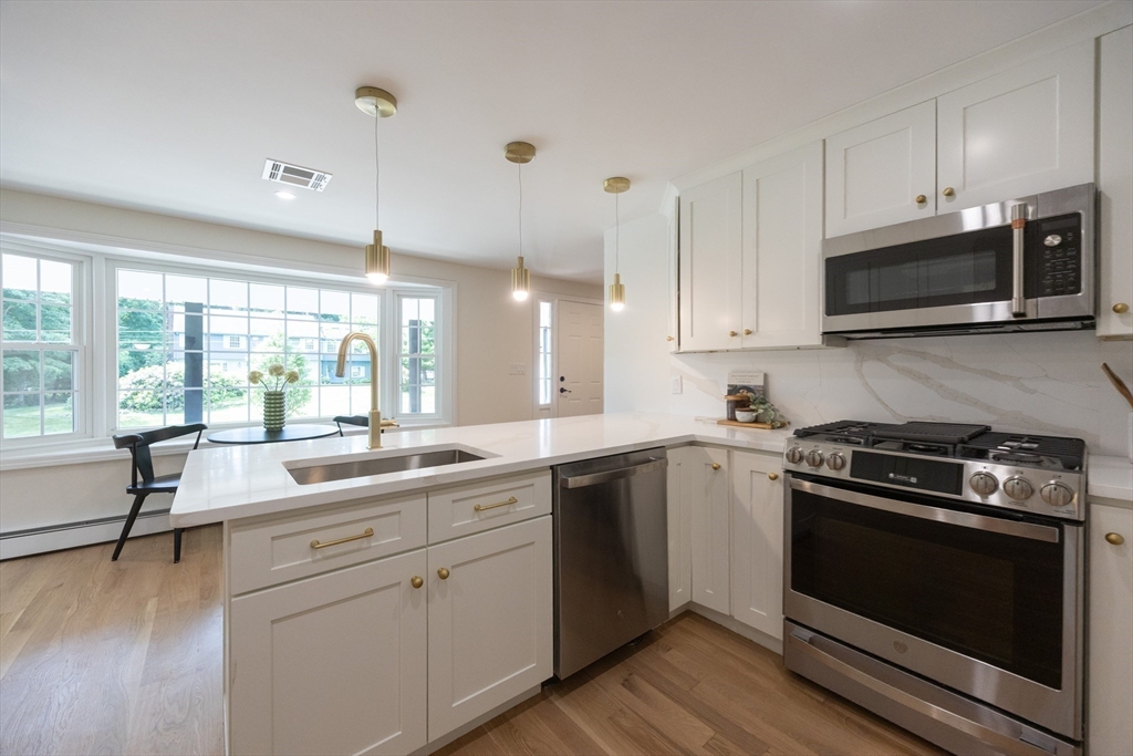 10 Lantern Ln