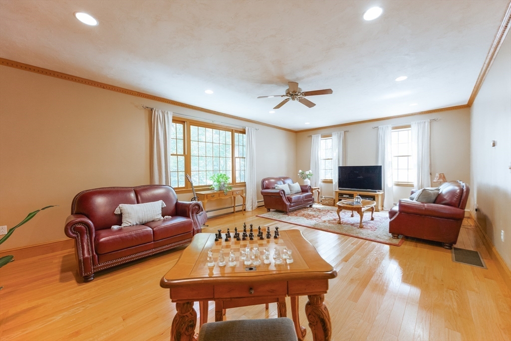 25 Steeplechase Ln