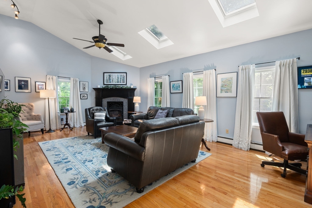 49 Hoppin Hill Ave