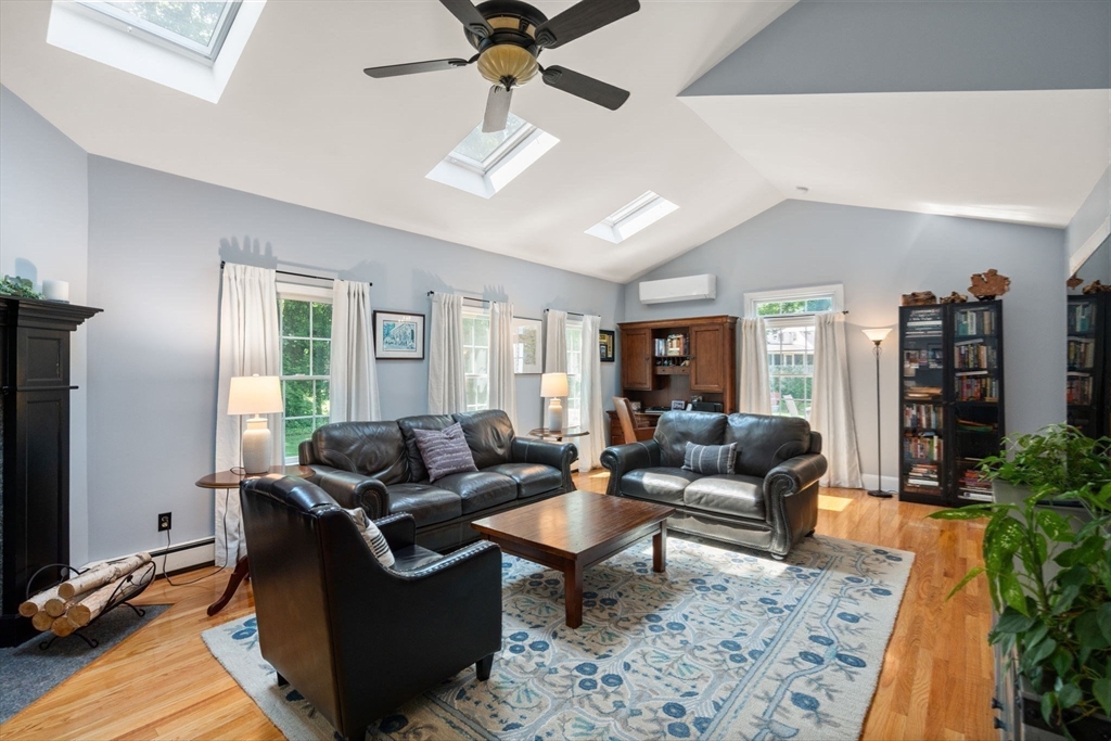 49 Hoppin Hill Ave