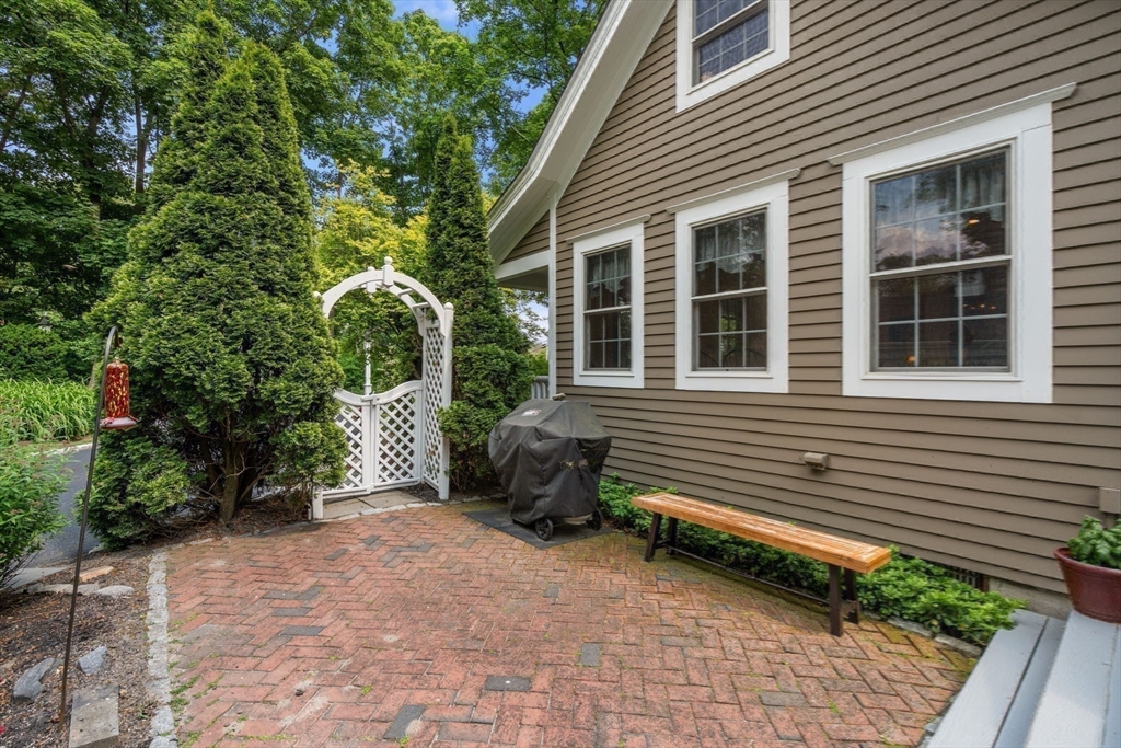 49 Hoppin Hill Ave