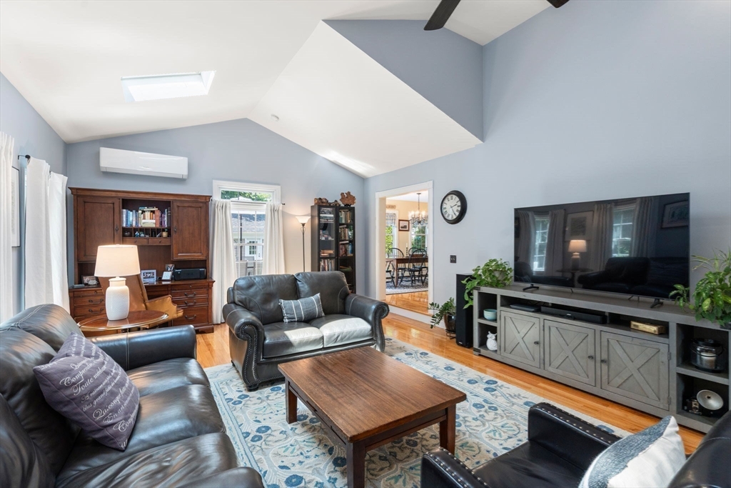 49 Hoppin Hill Ave