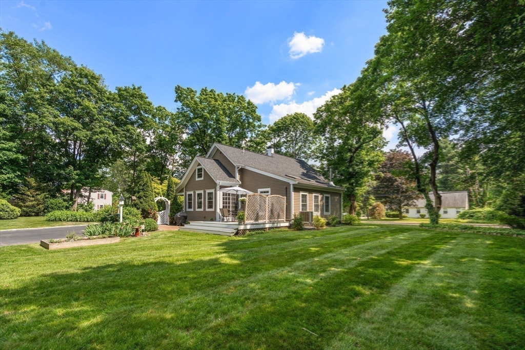 49 Hoppin Hill Ave