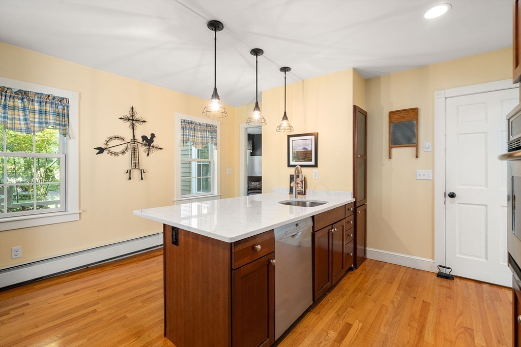 49 Hoppin Hill Ave
