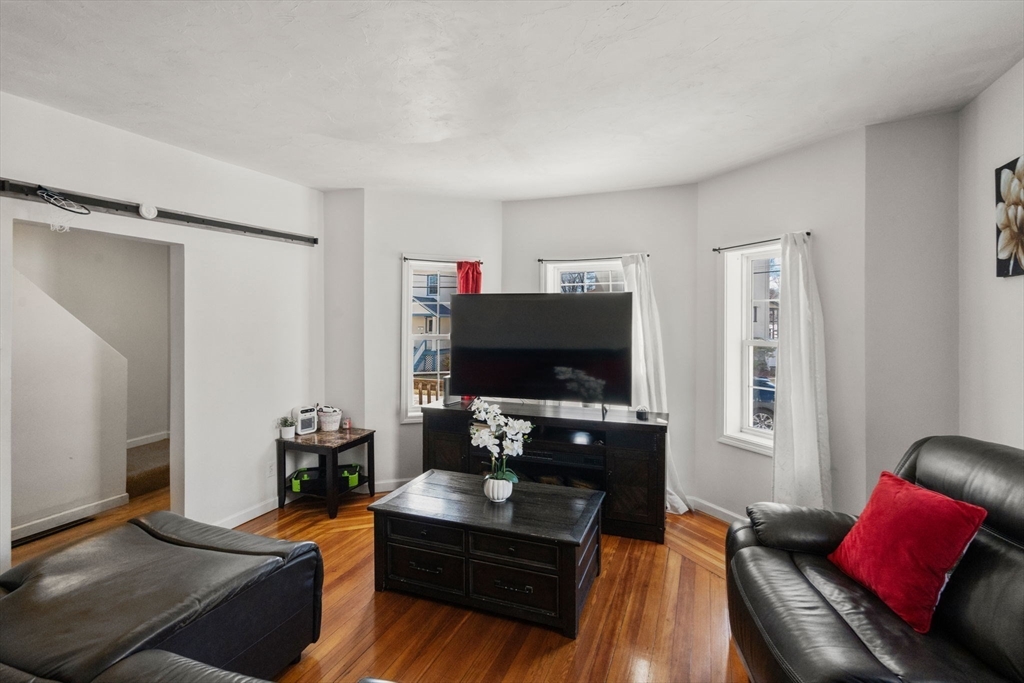 23-25 Hoyle St