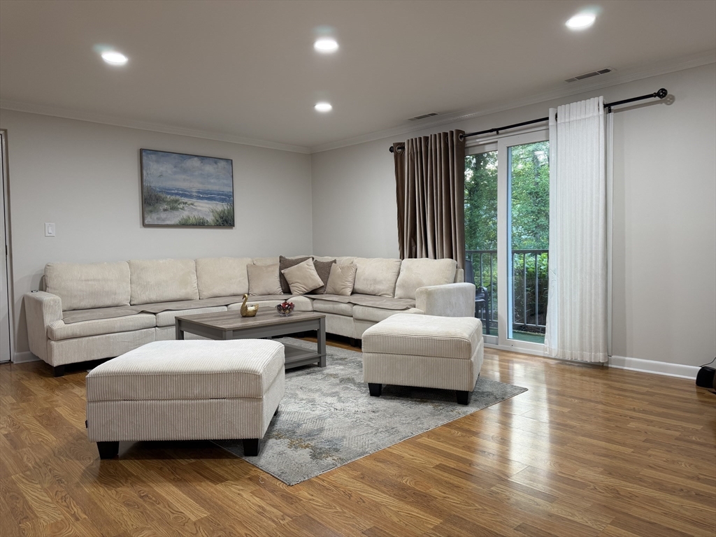 4 Kingswood Dr # 3