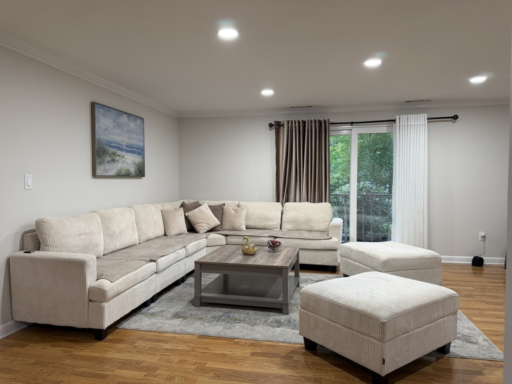 4 Kingswood Dr # 3