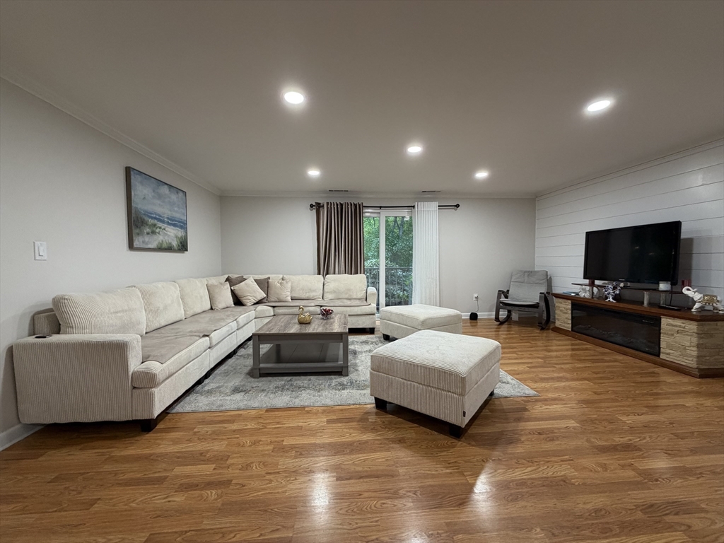 4 Kingswood Dr # 3