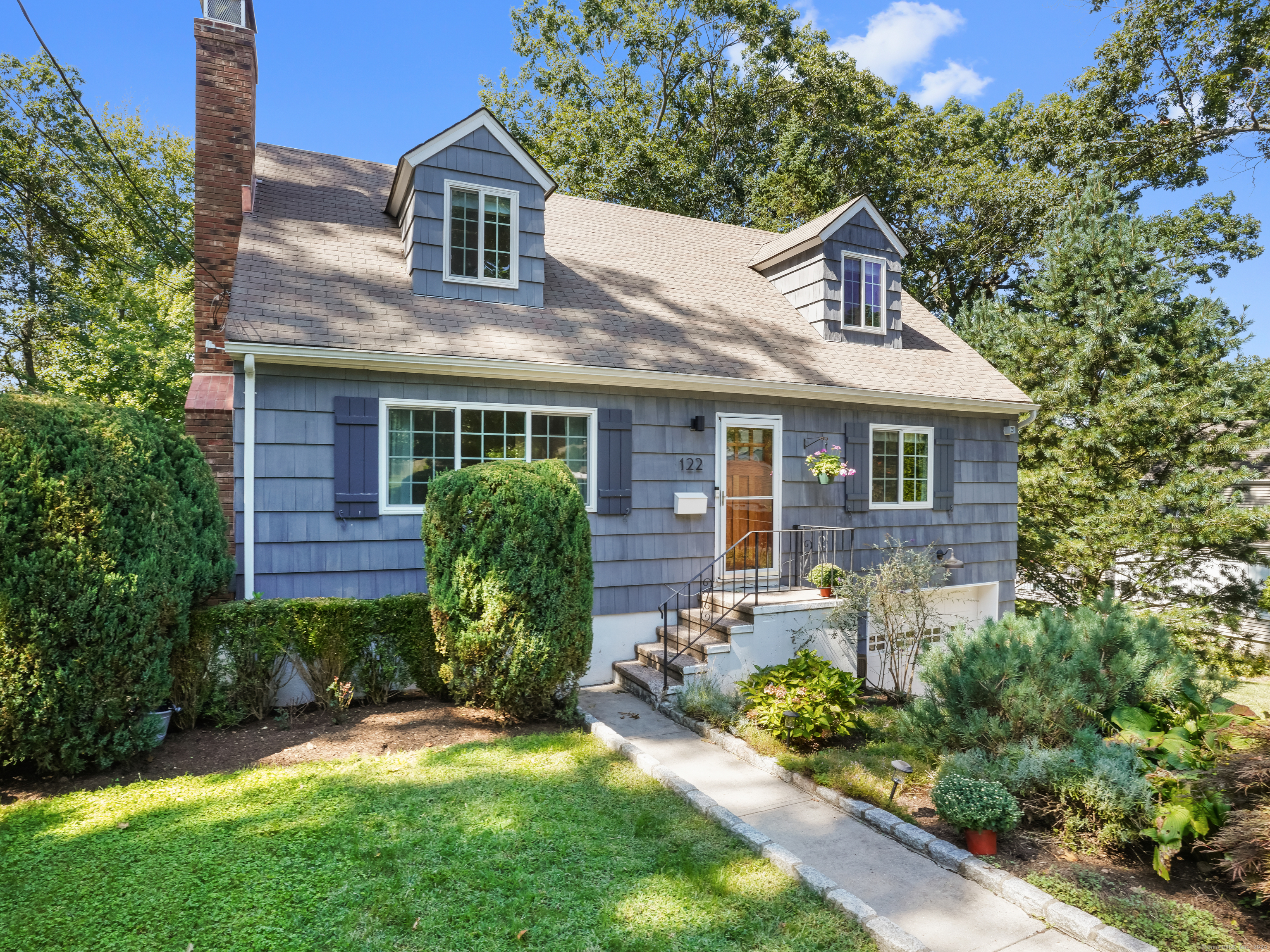 122 Woodbury Avenue