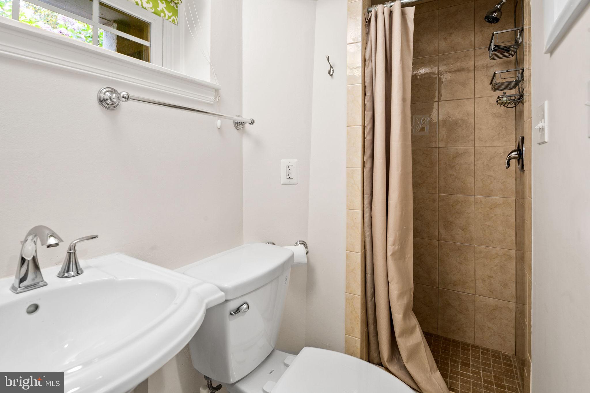 2512 N QUINCY STREET