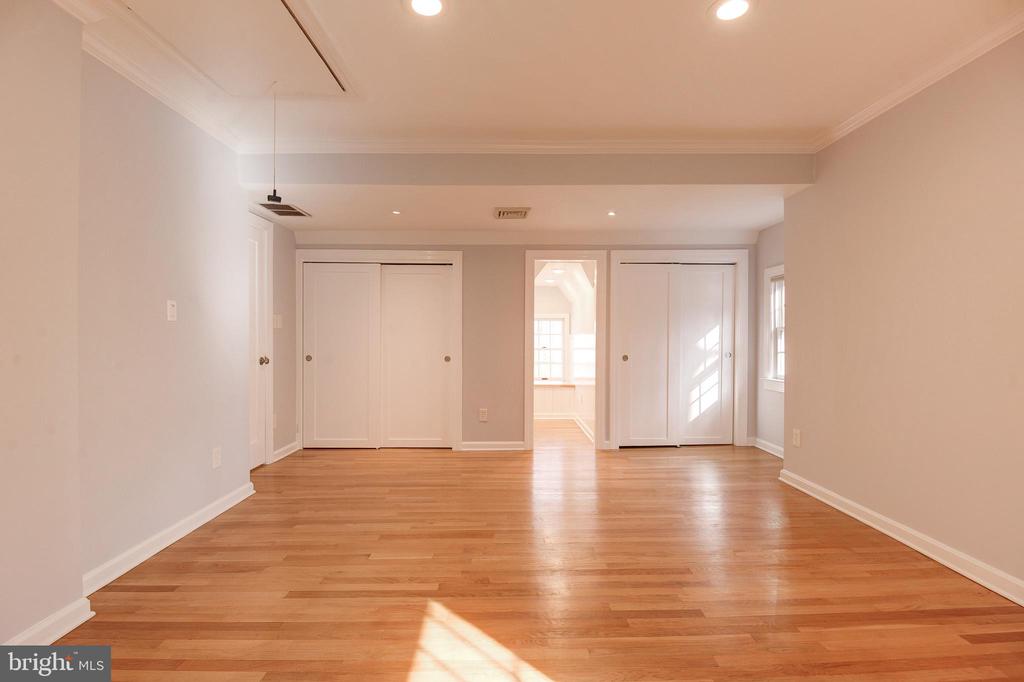 403 W ROSEMARY LANE