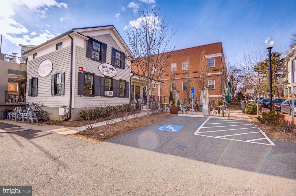 403 W ROSEMARY LANE