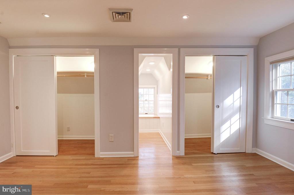 403 W ROSEMARY LANE
