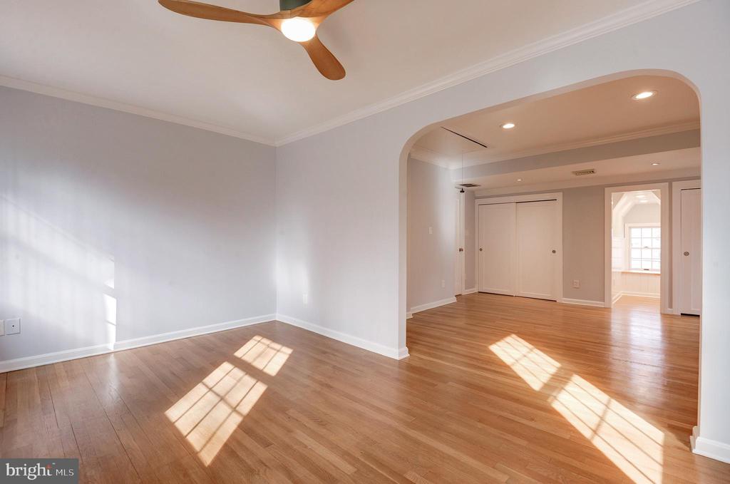 403 W ROSEMARY LANE