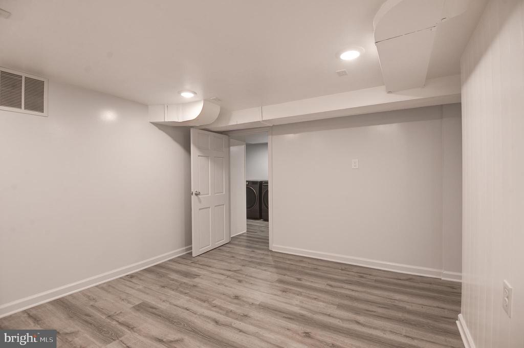 403 W ROSEMARY LANE