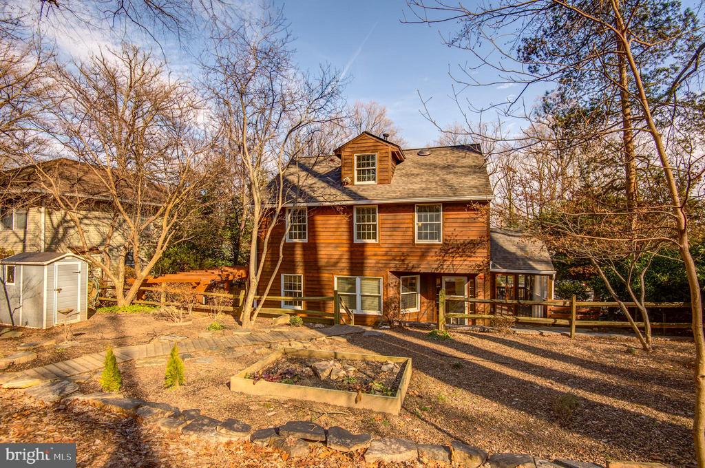 403 W ROSEMARY LANE