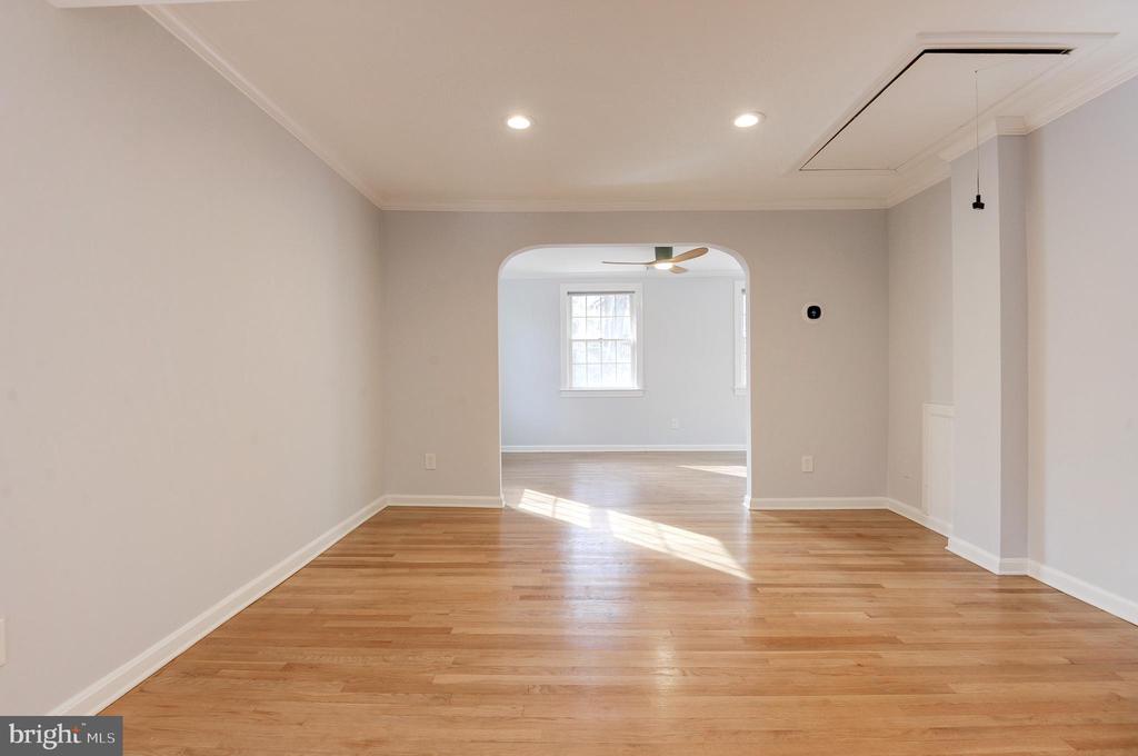 403 W ROSEMARY LANE