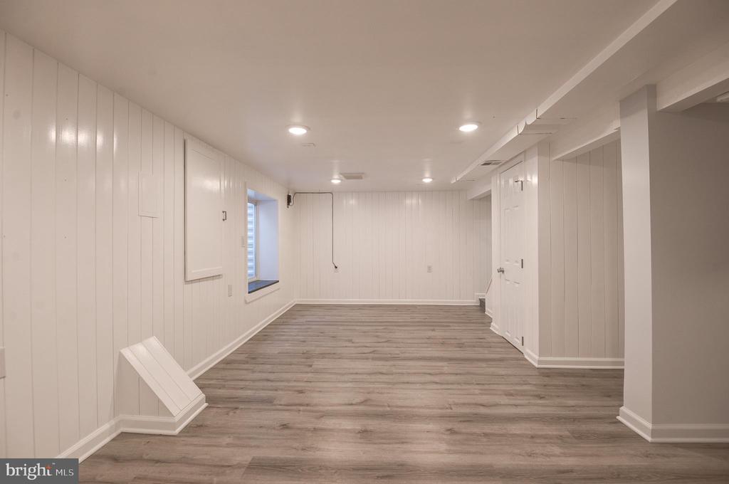 403 W ROSEMARY LANE