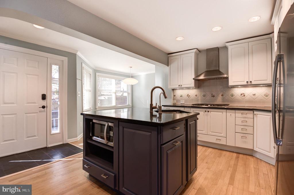 403 W ROSEMARY LANE