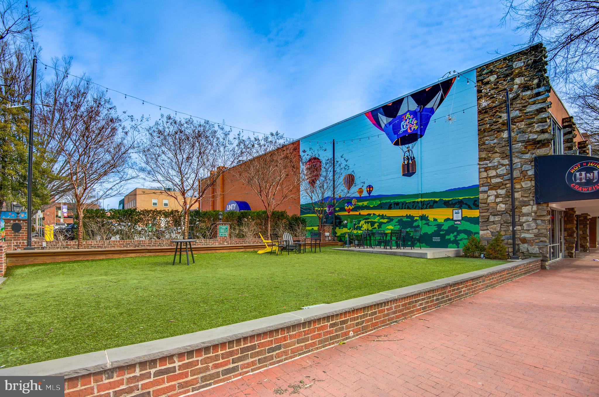 403 W ROSEMARY LANE