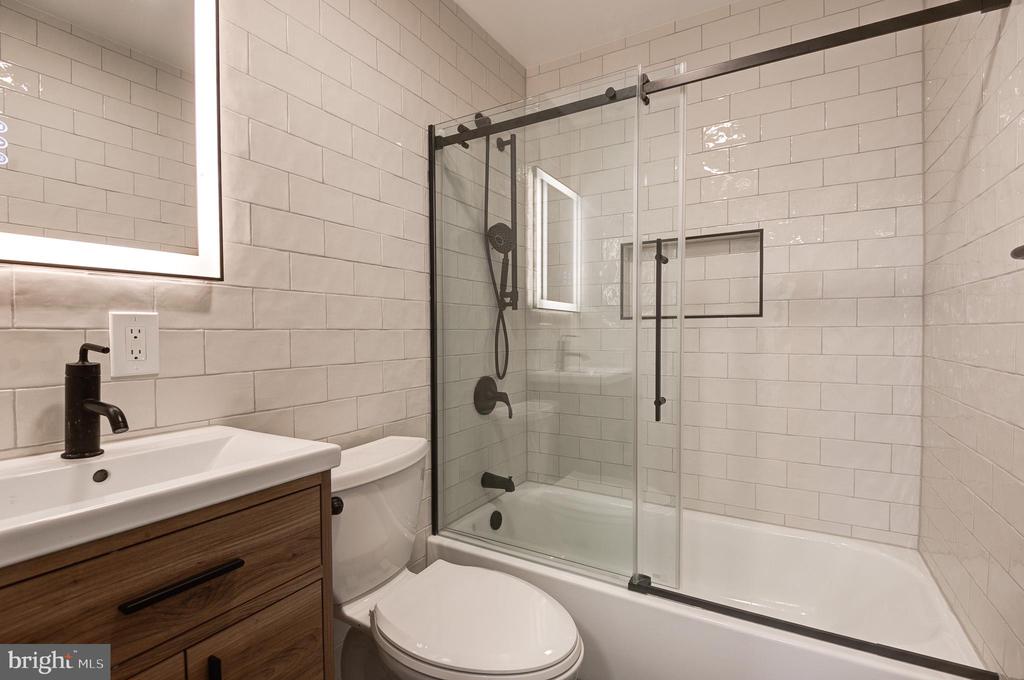 403 W ROSEMARY LANE