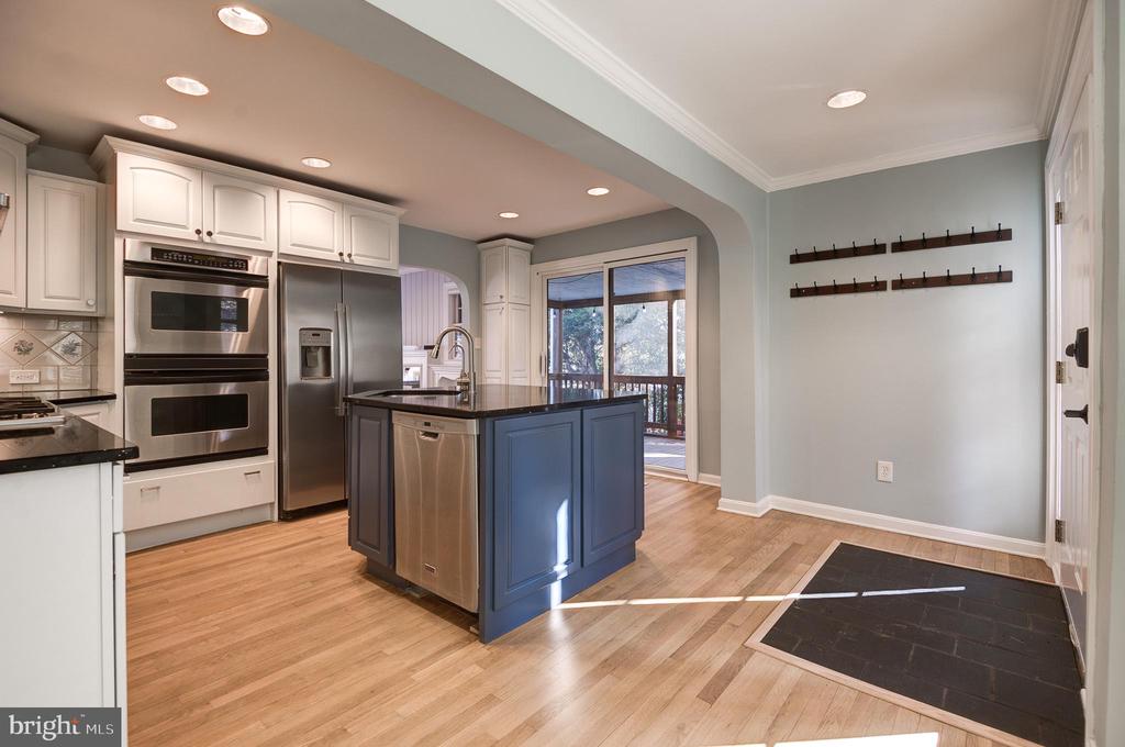 403 W ROSEMARY LANE