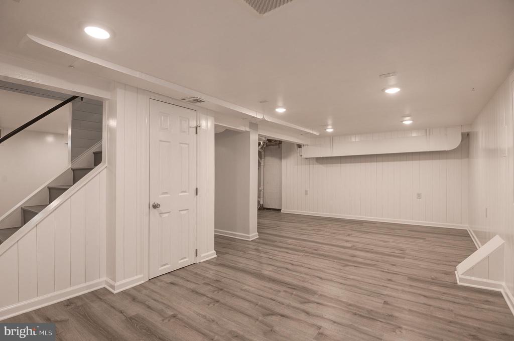 403 W ROSEMARY LANE
