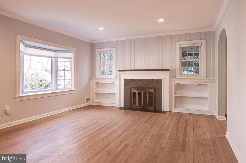 403 W ROSEMARY LANE