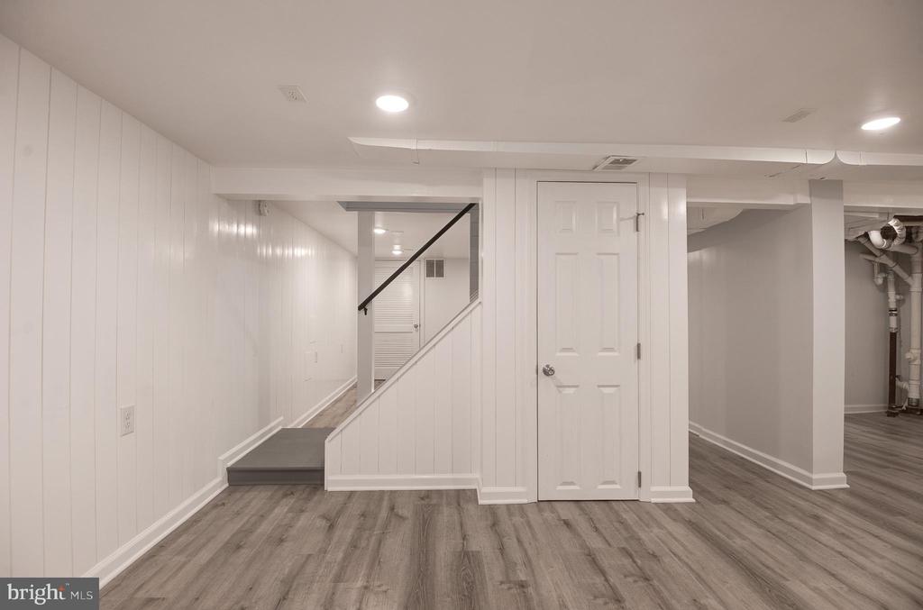 403 W ROSEMARY LANE