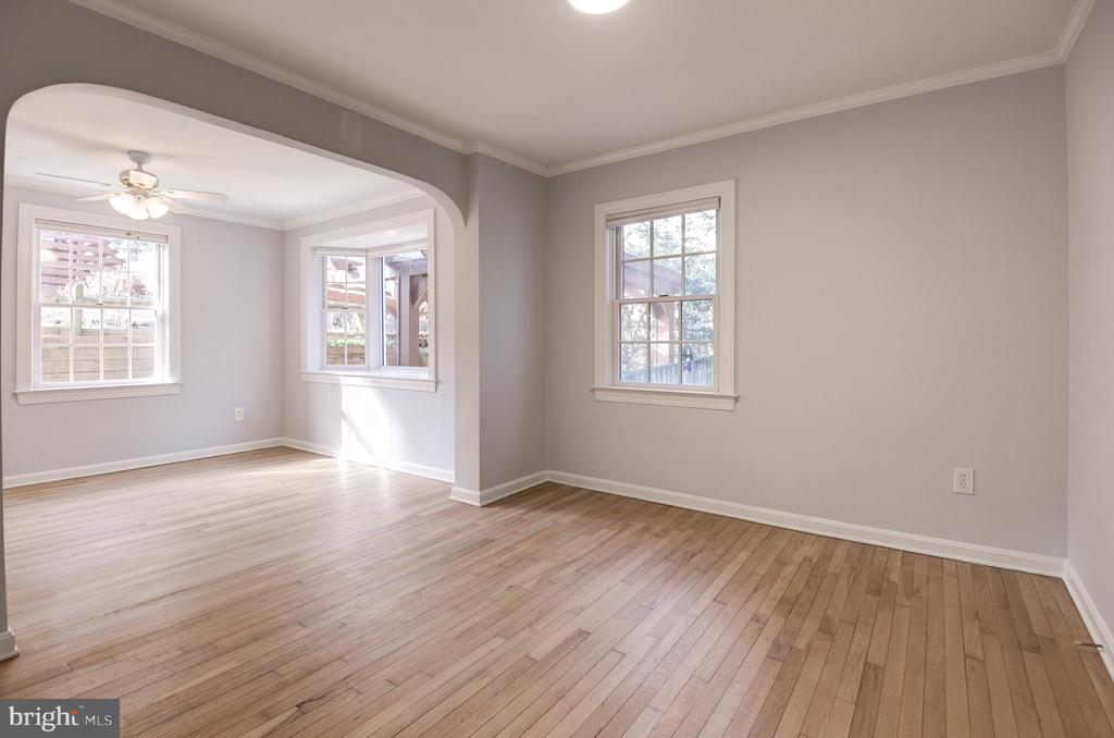 403 W ROSEMARY LANE
