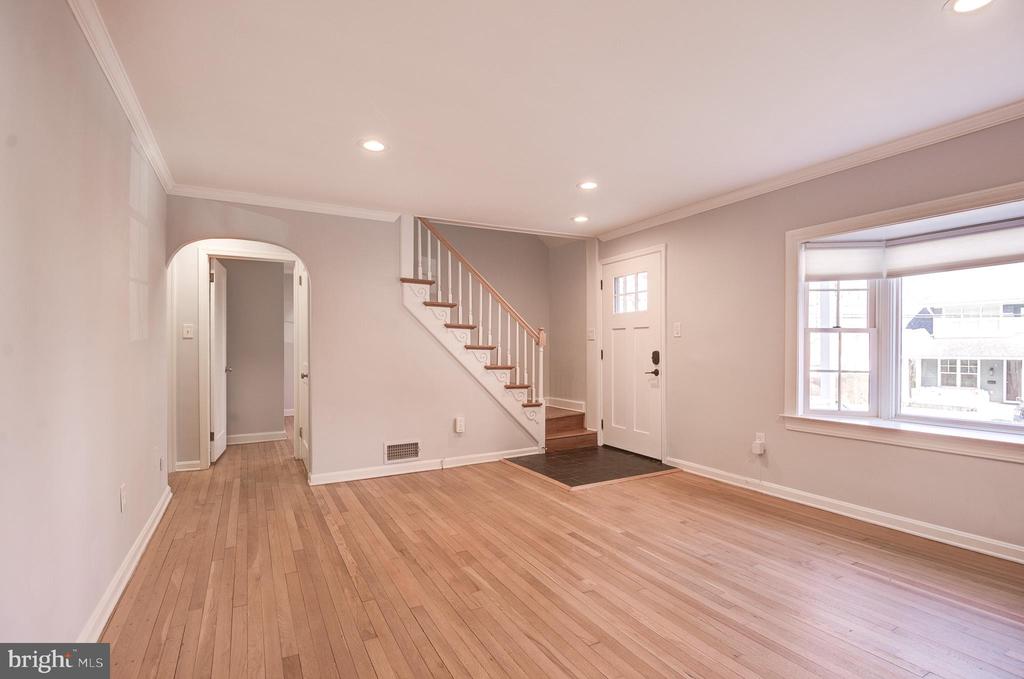 403 W ROSEMARY LANE