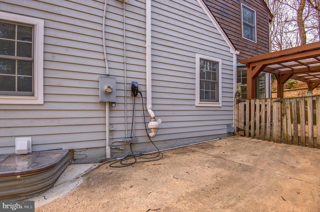403 W ROSEMARY LANE