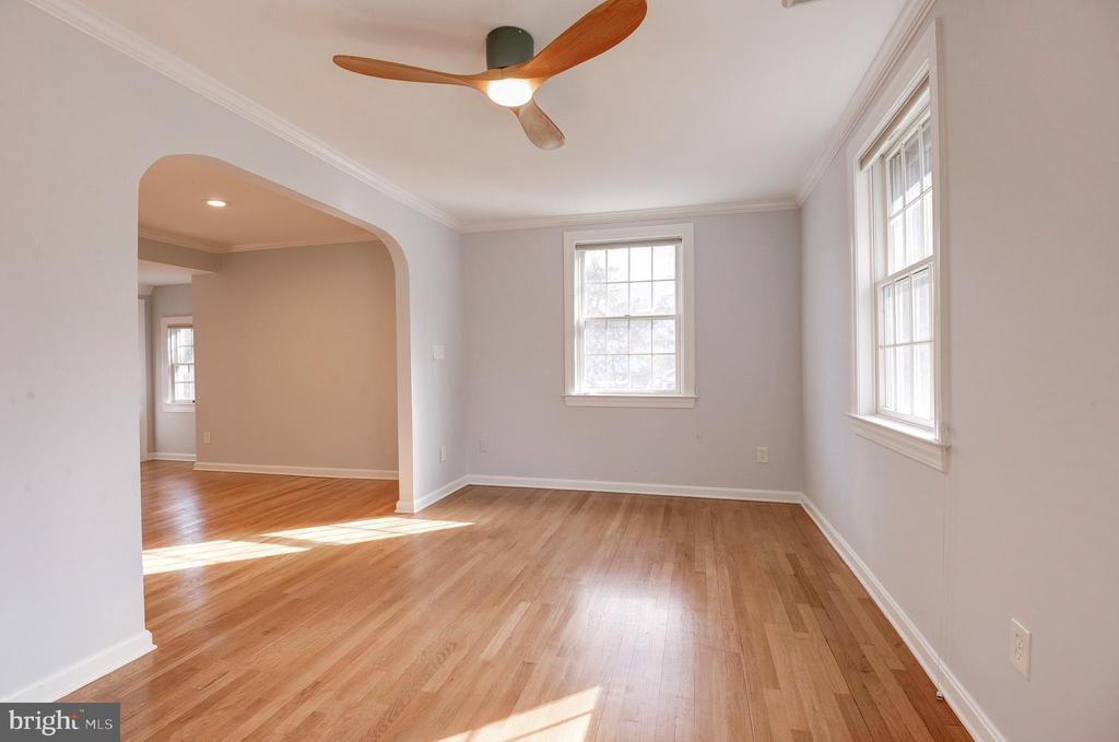 403 W ROSEMARY LANE