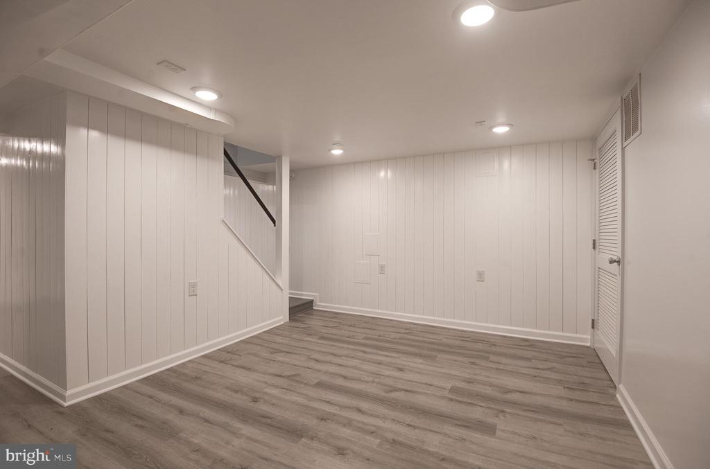 403 W ROSEMARY LANE