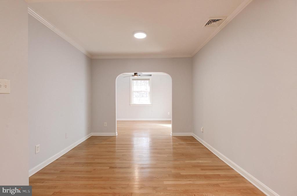 403 W ROSEMARY LANE