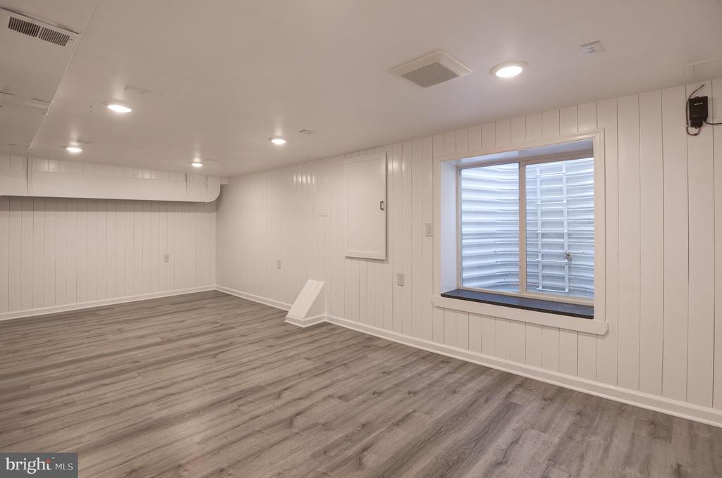 403 W ROSEMARY LANE