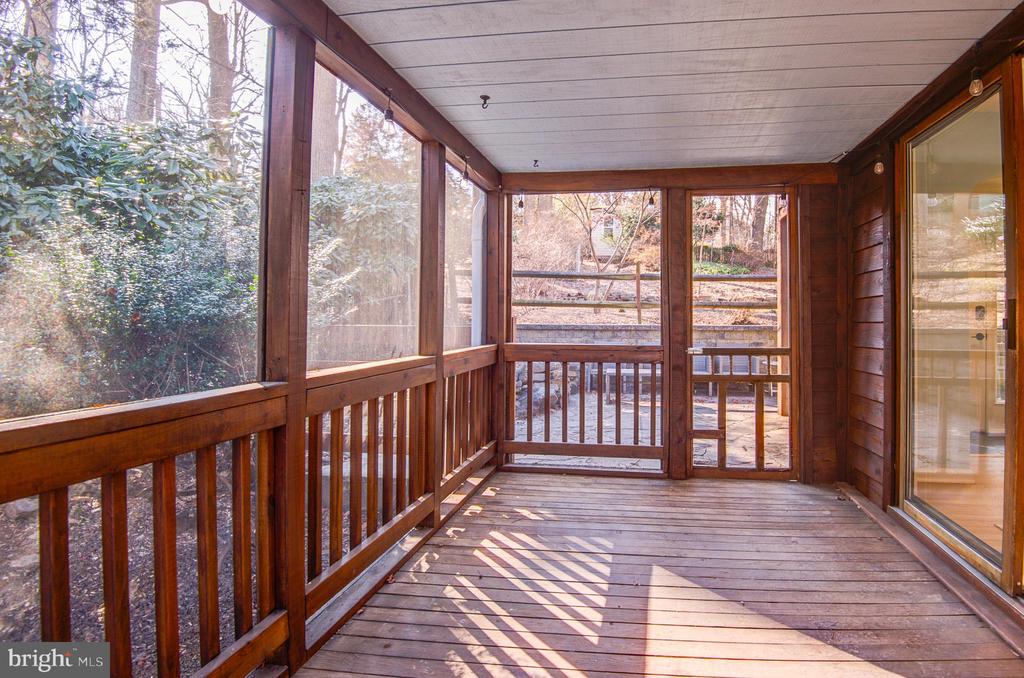403 W ROSEMARY LANE