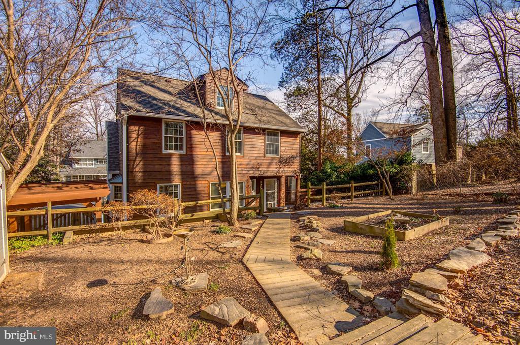 403 W ROSEMARY LANE